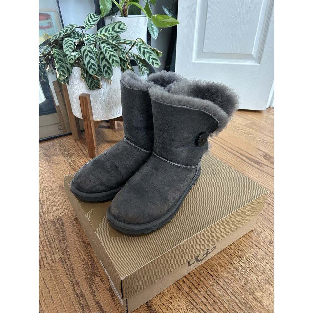 UGG Bailey Button Women's Size 6M Shoes Gray Suede Comfort Shear Lined Boots